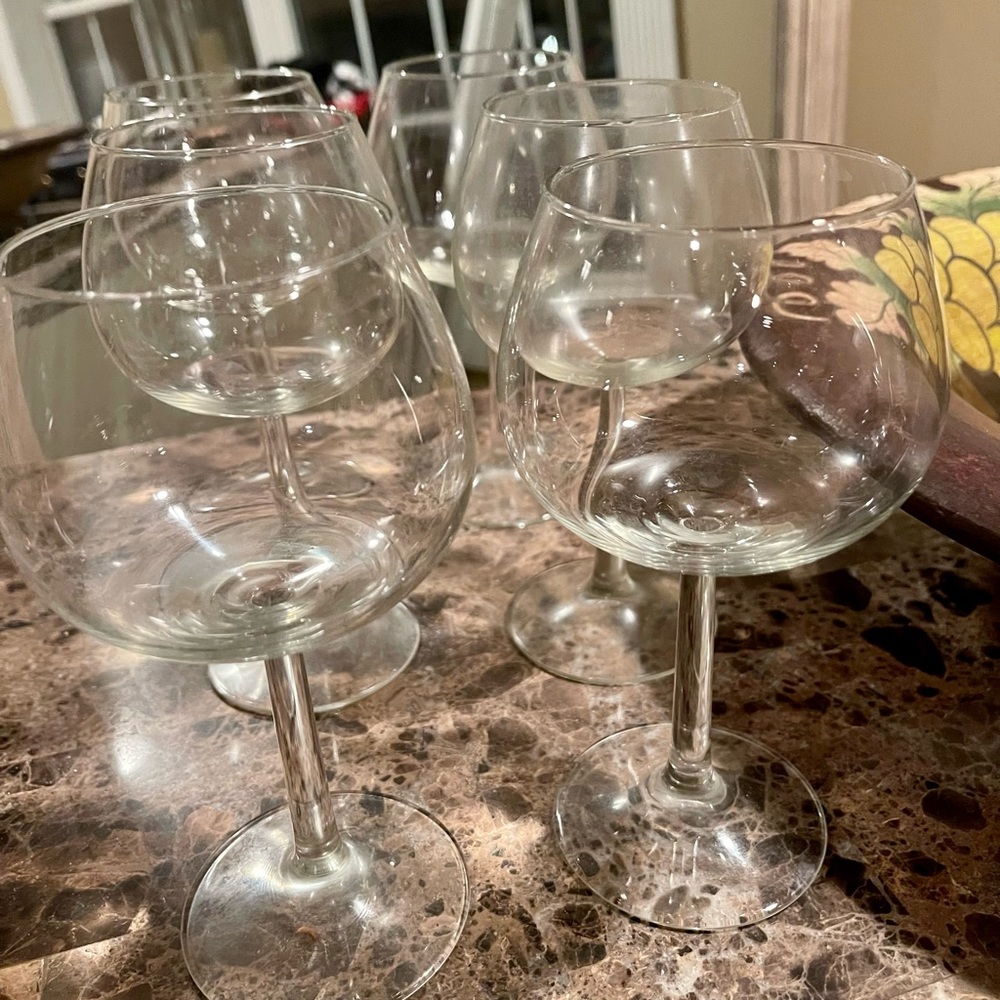 Bundle of 6 wine glasses